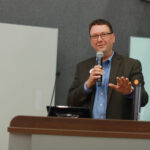 CAS Dean Keith Mellinger thanks SSI participants, who engaged in the 10-week undergraduate STEM research program with their professors and peers. Photo by Karen Pearlman.