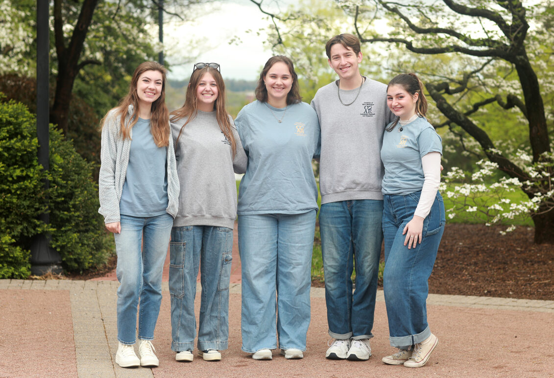 Members of UMW's Community Outreach and Resources (COAR) student service organization earned a Fund for Mary Washington Impact Grant to make hundreds of bagged lunches for Micah Ministries to feed the area's unhoused population. Photo by Karen Pearlman.